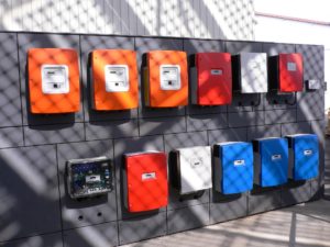 Wechselrichter Photovoltaik-Anlage an einer Wand aufgereiht