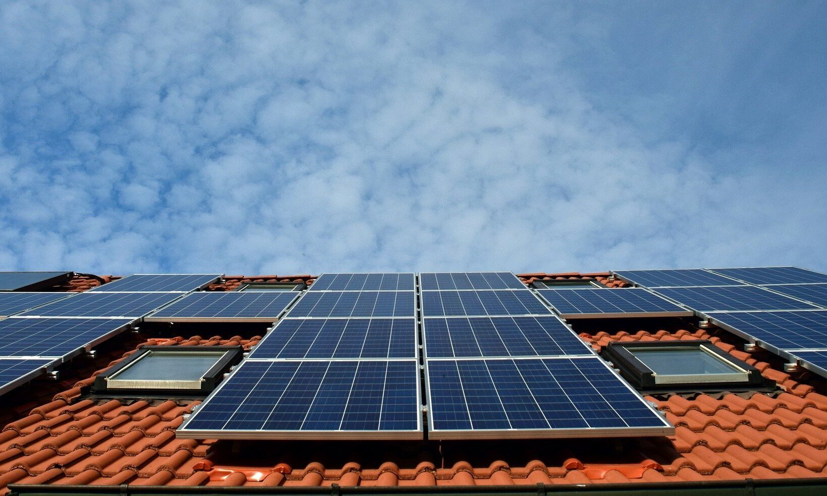 Wie viel Ertrag bringt eine PV-Anlage? Auf dem Bild ist eine Photovoltaikanlage auf einem Dach zu sehen